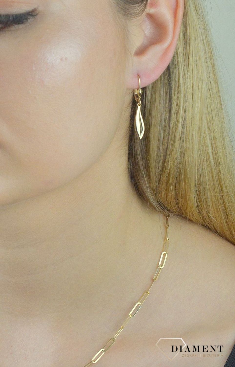 Złote kolczyki wiszące 585 łezki KL 11214. Złote kolczyki wiszące. Złote kolczyki łezki. Eleganckie, złote kolczyki z ozdobnym wiszącym elementem w kształcie koła. Kółko jest do połowy pełne..jpg